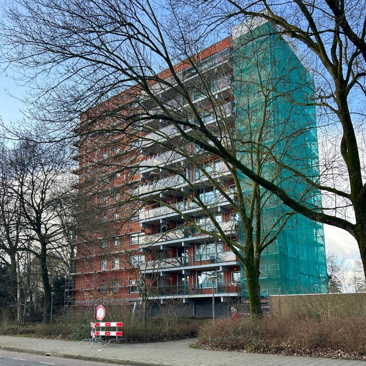 Gevelrenovatie Mortierlaan Eindhoven: steigers fase 1 gereed