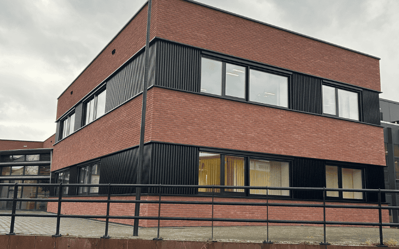 Gevelrenovatie gemeentehuis Reimerswaal in Kruiningen afgerond